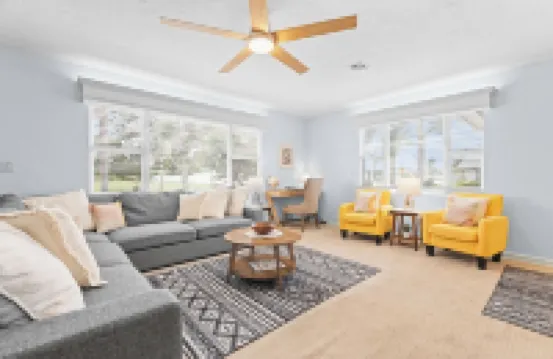 Updated Beach House.  Walk to Beach, Shop, Waterfront Dining 2 Bed 1 Bath 諾科米斯酒店