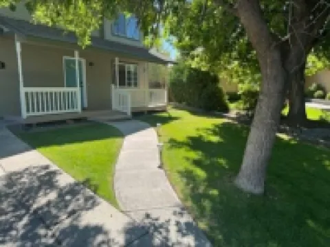 Redmond Rest 4 Bedroom Home by RedAwning