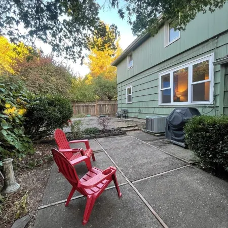 Spacious 5-Bedroom House in Eugene, Walking Distance to Campus, Hayward Field