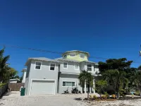 Villa Rozafa Cozy,spacious,walking distance from downtown white sandy beach.