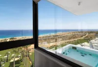 Leonardo Crystal Cove Hotel & Spa – Adults Only - vasca da bagno