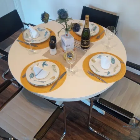 2 Bed Cottage Sleeps 4 -Private Garden -Pets Okay