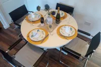 2 Bed Cottage Sleeps 4 -Private Garden -Pets Okay - parking