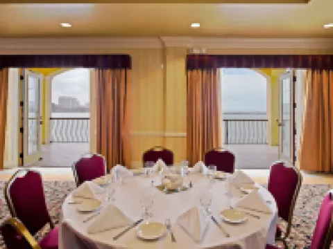 โรงแรม ฮอลิเดย์ อินน์ แอนด์ สวีทส์ เคลียร์วอเทอร์ บีช บาย IHG โรงแรมในเคลียร์วอเตอร์