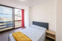 3 Bed Apartment Sleeps 6 - Free Parking & Balcony - 2-Star