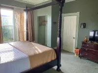 Upstairs at Thevictorian - Lush Walkable and Dog-friendly Retreat - Steps From Downtown Bellingham - balcony