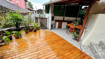 Cozy private cabin with bathtub and ocean view in a great location.