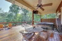 Hot Tub Soaks & Outdoor Fun: Fayetteville Cabin - 4 stjerner