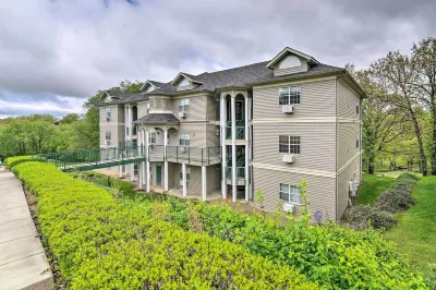 6 Mi to Branson Strip! Dog-Friendly Golf Condo Отели в г. 