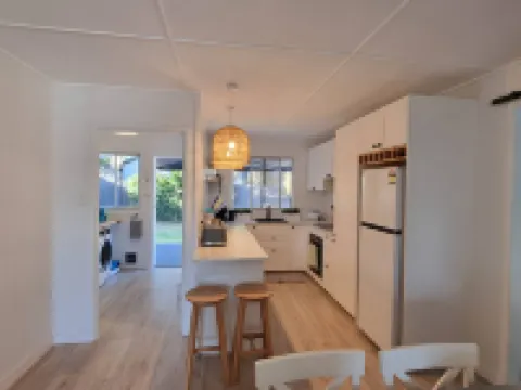 Sea Breeze at Margate Beachside-pet friendly Hotels in Margate