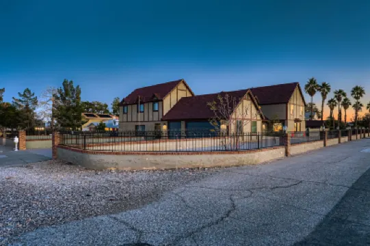 Spacious Home with Private Pool - Charming Business Retreat Hotels in 