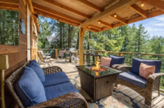 Das Tree Haus 1 Bedroom Home by NW Comfy Cabins by RedAwning