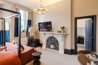 Pembroke House | Deluxe Studio w Separate Kitchen - Kitchen