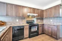 King Bed, 4 Tvs, Across Recreational Park, Tennis Court & Near Commercial Center - Wifi
