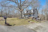 10 Mi to Downtown Clarksville: Studio w/ Patio!