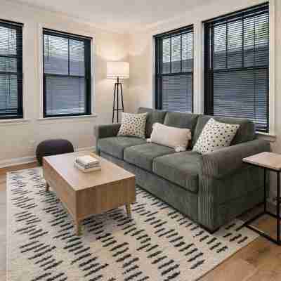 Chic Central Cottage- Wood Floors, Fireplace, Hospital/Vsu Firepit, Pet Friendly Others