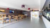 Newquay Bay Holiday Resort - بار