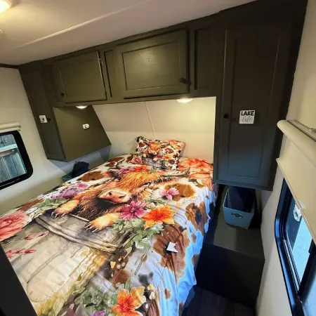 Cozy 2-bedroom caravan in nice Cleburne with AC, WiFi