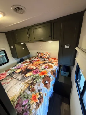 Cozy 2-bedroom caravan in nice Cleburne with AC, WiFi