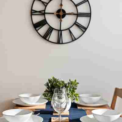 Brighton Getaway - Modern Apartment With Balcony Dining/Meeting Rooms