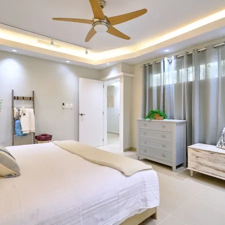 Marbella LUX Essence Beachfront Pool 11thfloor