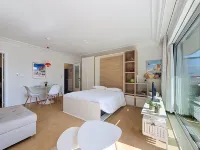 Cosy @ the beach studio with pool - balcony