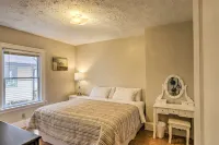 Lakewood Home w/ Yard ~ 8 Mi to Cleveland! - Homestays