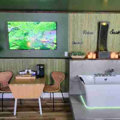 Zen Retreat-jacuzzi, Kitchenette, Walk to fun Fitness & Recreational Facilities