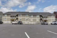 Tranquil Osage Beach Condo w/ Waterfront Decks! - 3 tähden