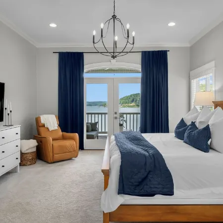 900ft of water frontage: Private Spacious Luxury Waterfront Point @ Smith Lake!