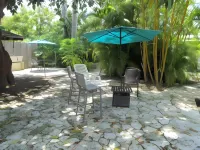 Hoosville Hostel (Formerly the Everglades Hostel) - parking