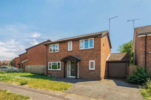 Aylesbury - Sleeps 6 - Parking - Central Location - 2-Star