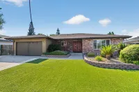 Marvel home w/ Pool, Gazebo, Movie Room, Gym, Traeger - สระว่ายน้ำส่วนตัว