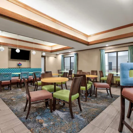La Quinta Inn & Suites by Wyndham Midwest City - Tinker AFB