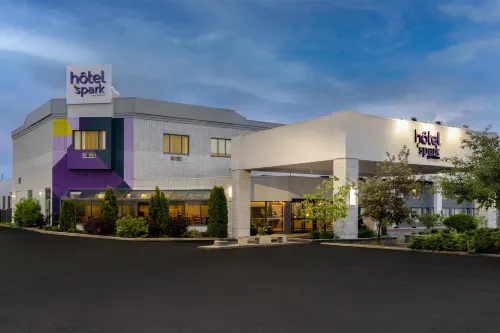 Spark by Hilton Montreal Brossard - مسبح