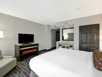 Embassy Suites by Hilton Charlotte Hotels near Executive Park