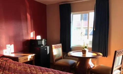 The Fly Inn Motel - Pysäköinti