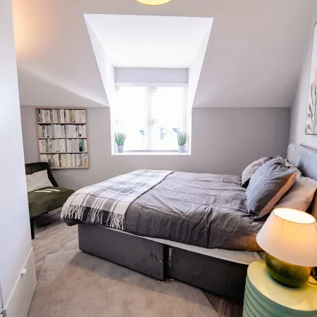 Luxury High Ceiling 2BR Apt Near Centre & Stadium