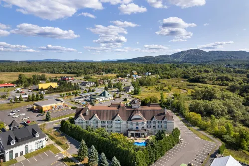 Hotel Vallea Bromont, Tapestry Collection by Hilton - piscine