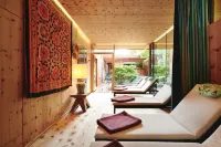 Small Luxury Hotel of the World - DasPosthotel - Spa