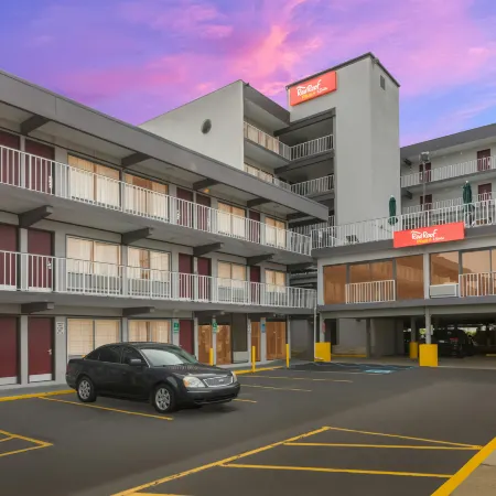 Red Roof Plus+ & Suites Virginia Beach - Seaside