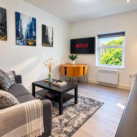 City Road Apartment w/ Private Backyard Hoteles en Roath