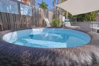 BlueDolphin Cottage Walk To Siesta Beach - 3-Star