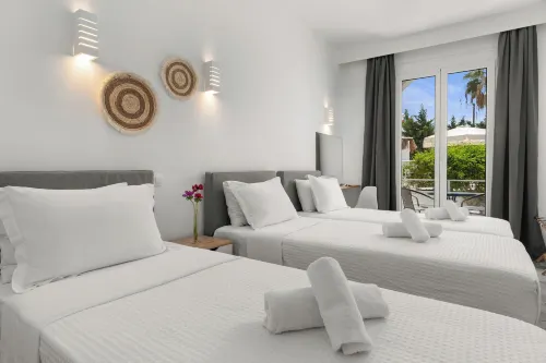 Polos Hotel Paros - مسبح