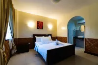Coucou Bar Hotel and Restaurant Hoteles cerca de Paradise Beach