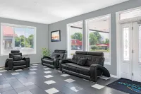Howard Johnson by Wyndham Gananoque Hotels in Gananoque