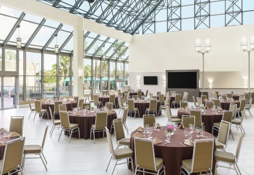 1. 더블트리 바이 ..