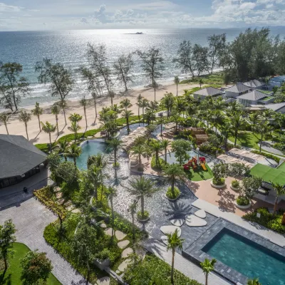 Crowne Plaza Phu Quoc Starbay by IHG Van beach周辺のホテル