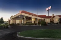 Red Roof Inn & Suites Cincinnati North - Mason Hotels near Traci's Sports Lounge
