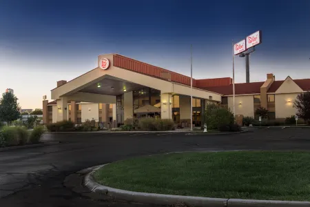 Red Roof Inn & Suites Cincinnati North - Mason Отели в г. Симмс Тауншип